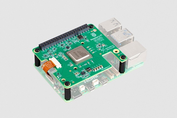 圖一 : Raspberry Pi 5單板電腦（下部淡色）與Raspberry Pi AI HAT+（上部清晰）（圖片來源：樹莓派官網）