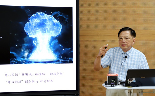 图一 : 台师大跨域科技产业创新研究学院讲座教授、现任职江陵集团创能中心执行长黄秉钧博士,分享他投入冷融合研究的历程与最新突破。(摄影/王岫晨)