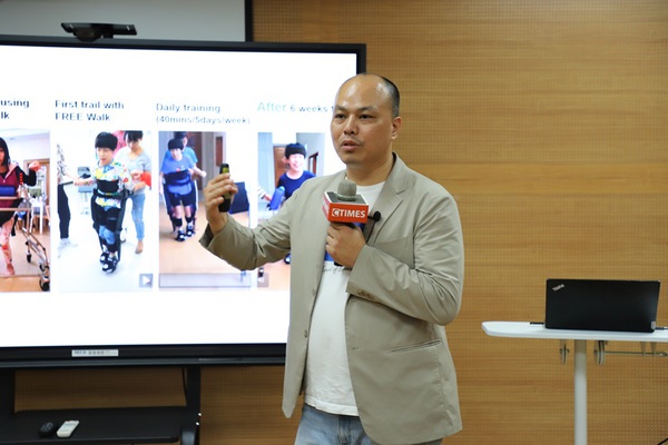圖一 : 福寶科技何侑倫總監探討如何透過智能輔具加持,協助高齡、復健或行動不便者提升在日常生活中的自主性和增進生活品質。(攝影/王岫晨)