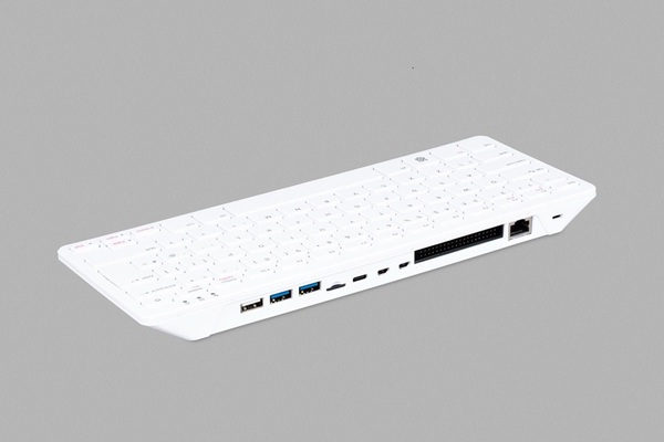 圖3 : 樹莓派500型I/O介面,由左而右分別是USB 2.0 Type-A、兩組USB 3.2 Gen1 Type-A、microSD記憶卡卡槽、USB Type-C電源接孔、兩組Micro HDMI接孔、40-pin GPIO接孔、RJ-45網路埠、Kensington防盜鎖孔(圖片來源:樹莓派官網)