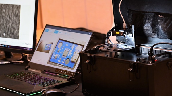 圖三 : 5G+WiFi6工廠智慧化解決方案,係針對電子製造業瑕疵檢測解決方案,將達到零漏檢率(underkill Rate)、過殺率(overkill Rate)<10%目標。(攝影:陳念舜)