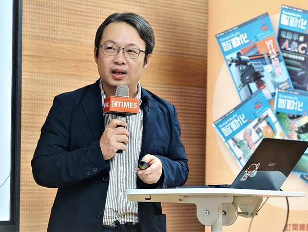 圖一 : 鼎新數智公司製造業事業群數位專家黃正傑現身說法,解析企業正面臨的諸多挑戰,以及可提供所需AI解決方案的策略佈局。(攝影/王岫晨)