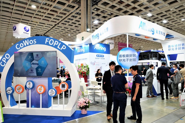 圖一 : 繼CoWoS後,台積電再以「化圓為方」的CoPoS封裝IC技術成為市場焦點。(攝影:陳念舜)