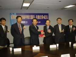 建兴电子总经理廖学福(左三)、副总经理陈清海(左二)、大中华区制造中心营运协理?