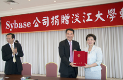 美國Sybase副總裁Willie Jow、台灣Sybase總經理陳敏智及淡大校長張家宜