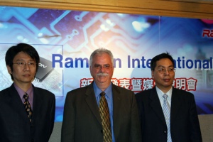 Ramtron新品发表会,业务副总裁Michael Hollabaugh居中(摄影/彦慧)