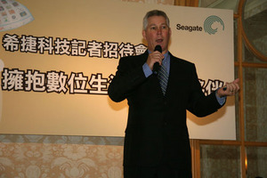 Seagate台灣及南韓區域總經理Brian Wickman正在分析Maxtor OneTouch 4技術內容。(Source:HDC) BigPic:499x333