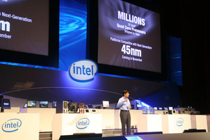 Intel資深副總裁暨微型移動裝置事業群總經理Anand Chandrasekher正在發表45奈米行動運算處理技術。(Source:HDC) BigPic:500x333