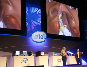 Intel企业技术事业群资深院士暨通讯技术实验室总监Kevin Kahn(左)正与同仁合作解说3D在兔唇整型仿真手术的应用。(Source:HDC) BigPic:500x386