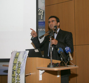 无线网络(Wireless Lan)之父Ahmad Bahai正在说明未来4G无线通信网络的发展前景。(Source:HDC) BigPic:500x470