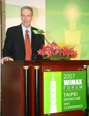圖為WiMAX Forum主席Ron Resnick在台北舉行的WiMAX Forum展覽會上,高興地表示WiMAX已經獲得ITU通過新3G標準。(Source:HDC) BigPic:465x600
