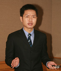 TI高效能模拟产业部门技术营销工程师黄智伟正在解说高选择性低功耗射频无线感测网络产品。（Source：HDC）
