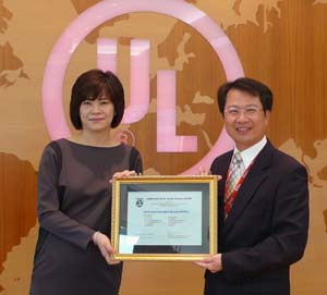 左圖為 UL 台灣總經理陳宗弘(右) 頒發 UL RoHS 產品標誌證書予東裕電器公司副董事長王筱卿(左)。(來源:廠商)