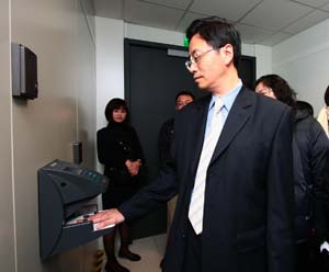 Acer eDC 副總經理張善政親自示範機房多層安全控管系統,確保客戶資料獲得最嚴密的保護。(來源:Acer)