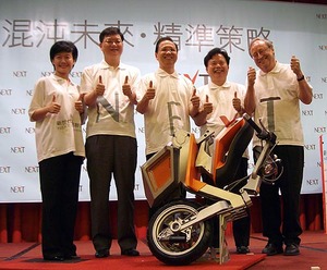 工研院与三阳及MIT Media Lab共同发表可折迭的环保概念机车,图为创意中心主任薛文珍(左1)、杜紫军(左2)、李钟熙(中)、黄光武(右2)及Bill Mitchell(右1) BigPic:5