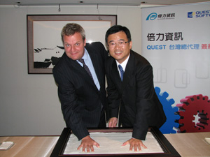 倍力資訊與Quest Software用印儀式(左:Quest Software亞太及日本區副總裁Richard Moseley;右:倍力資訊總經理許金隆)
