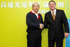 高通光電業務開發副總裁Jim Cathey與正崴集團技術長暨訊強通訊事業處總經理周才強先生。(來源:廠商)