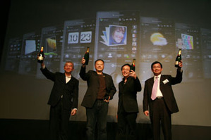 图左起为中华电信董事长陈贺旦,HTC执行长暨总经理周永明,HTC创新长Horace Luke,微软亚洲区OEM嵌入式系统事业群总经理吴胜雄,共同为HTC Touch Diamond的诞生举杯庆贺。 B