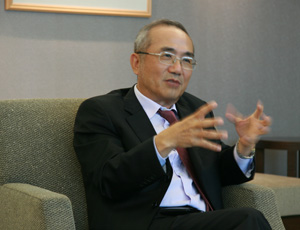 致茂电子董事长兼总经理黄钦明正在对媒体侃侃而谈光电及自动化量测的发展远景。(Source:HDC)