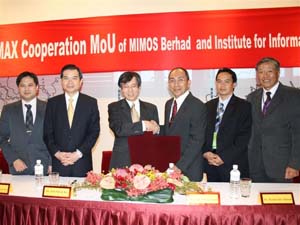 资策会与MIMOS签MOU仪式合影(由资策会董事长陈瑞隆主持 (左二),双方签约人为资策会执行长柯志升(左三)、马国MIMOS总裁Abdul Wahab bin Abdullah(右三)