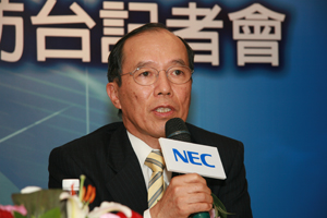 图为NEC社长矢野熏正在说明NEC整体在NGN领域的开发策略。(Source:HDC)