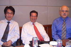 牛津半導體業務與行銷副總裁David Schwartz(中)、市場行銷主任Richard Sessions(右)、台灣區業務經理吳啟伶(左) BigPic:400x263