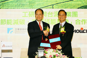 工研院与台泥企业团双方将进行绿能技术合作,由工研院院长李钟熙(右)与台泥企业团董事长辜成允(左),共同签署合作意向书。 BigPic:350x233