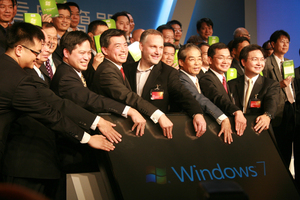 台灣微軟23日正式宣布在台推出可支援多點觸控功能的Windows 7作業系統,現場出席重要貴賓冠蓋雲集 BigPic:600x400