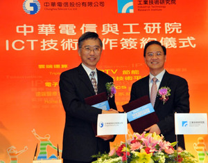 中華電信與工研院宣布進行ICT技術合作,由中華電信總經理張曉東(左)與工研院院長李鍾熙(右)共同簽署合作協議書,從單項合作或技術移轉擴增至全面技術合作的夥伴關係 BigPic:422x332
