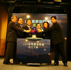 (左至右):能源局组长苏金胜、工业局组长吕正华、LED路灯产业联盟会长暨工研院副院长曲新生、光林电子总经理黄梦华、璨圆光电董事长特别助理简玉美、亿光电子副总经理简士超一起点亮LED路灯,象征台湾第一个