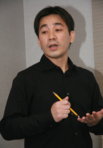 Cypress触控屏幕解决方案营销工程师胡辰育认为,支持投射电容多点触控功能的手机触控笔,将会是亚洲手机市场的新兴应用趋势。