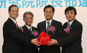 工研院院长布达交接印信,在经济部黄重球次长(右二)监交,工研院蔡清彦董事长(左二)及产官学研人士见证下,工研院李钟熙院长(左一)交接印信给新任院长徐爵民博士(右一)。 BigPic:442x272