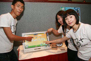2010年AIO觸控生活應用程式設計競賽冠軍,則是由BPlus Studio的打蒼蠅互動遊戲所獲得。(攝影/榮峰)