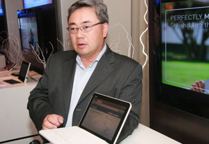高通CDMA技术业务部门副总裁Terry Yen正在展示采用Snapdragon平台的新一代触控平板计算机。(摄影:荣峰)