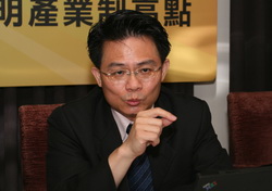 崇越節能董事長蔡文貴說,以「耐熱」與「隔熱」來解決LED熱問題,優點在於耐熱與隔熱材料便宜易取得,對成本降低有很大助益。