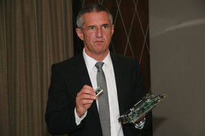 Lantiq執行長Christian Wolff正在展示相關有線和無線整合方案
BigPic:500x333