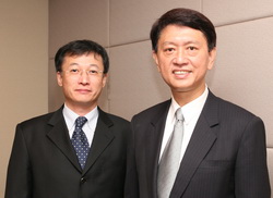中勤實業董事長陳延方(右)與Victrex台灣區總經理李自立(左),共同合作打開台灣設備市場大門。