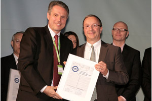 意法半导体总裁暨执行长Carlo Bozotti(左)在Nokia World 2010大会上接受诺基亚资深副总裁暨采购主管Jean-Francois Baril颁发的可持续发展杰出成就奖
