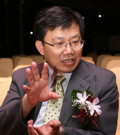 詹益仁表示,以軟性太陽能光電和平面照明的軟性綠色能源,將成為軟性電子的下一波發展重點。(攝影\岫晨)
