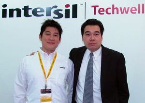 Intersil高速介面視訊處理產品總監Darron Ma(右),與業務經理陳奕全(左)