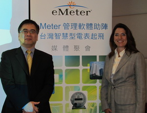 eMeter全球聯盟暨合作夥伴副總裁Lisa Caswell(右),與eMeter大中華區業務拓展協理朱殿國(左)