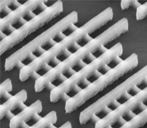 英特爾的3-D、三閘(Tri-Gate)電晶體讓晶片能在更低的電壓下運作,且降低漏電,相較於先前最先進的電晶體,不僅效能提升且更加省電。 BigPic:326x282