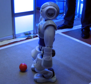 由王杰智主持的「NTU Robot PAL」项目,在2011年机器人世界杯足球赛(RoboCup)中,荣获标准平台联盟(Standard Platform League)第三名的佳绩。 BigPic: