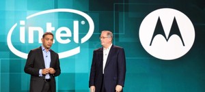 Intel总裁Paul Otellini,与Motorola董事暨执行长Sanjay Jha。 BigPic:604x272