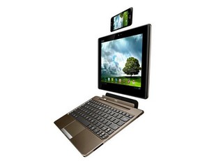「再變形」超級智慧機種Padfone,再次宣戰智慧手機市場。 BigPic:520x401