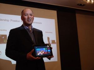 高通通讯产品管理资深副总裁Luis Pineda介绍Windows RT平板计算机 (摄影/刘佳惠)