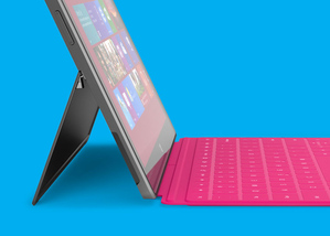 微软的Surface平板搭载Windows 8操作系统,另外还搭载了一个键盘。 BigPic:652x467