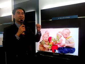 友達55吋4K2K超高解析廣色域電視面板,色彩飽和達NTSC 96%,圖為蔡國新副總經理。(攝影/劉佳惠)