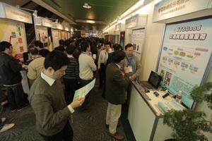 「創新走廊展區」展示各項智慧生活前瞻技術與創新應用,讓現場來賓親身體驗未來智慧生活的便利。 BigPic:998x666