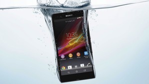 SONY以旗舰机种Xperia Z具备防水功能。(图片来源:SONY) BigPic:1024x576